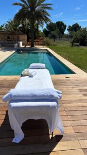 Massage in the comfort of your own Villa. 

#taketimeforyourself #takecareofyou #ibizamassage #massageinvilla #ibizawellness